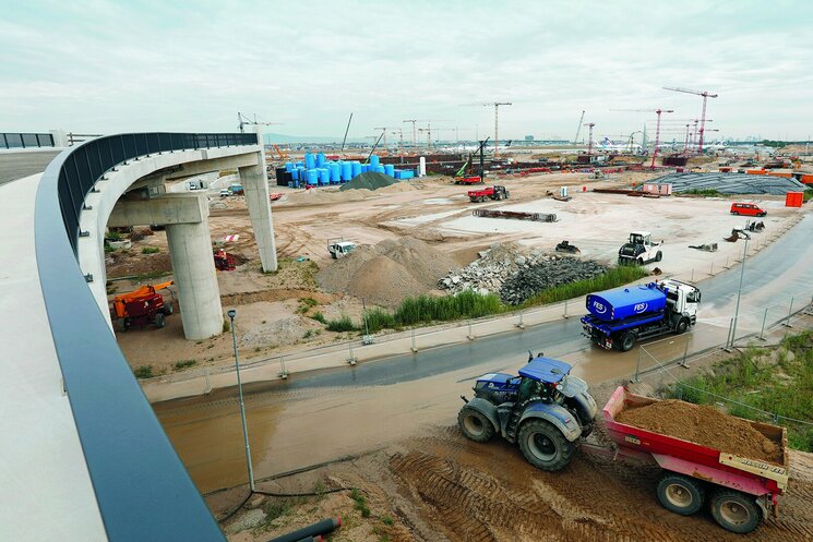 Verkehrswege und Brücke mit Baustellenfahrzeuge