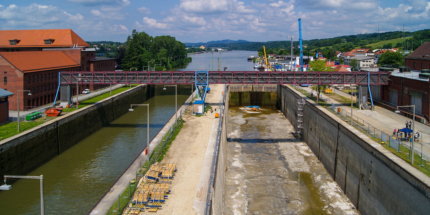 Zwei Kammer mit Schleuse und nur eins ist mit Wasser gefüllt