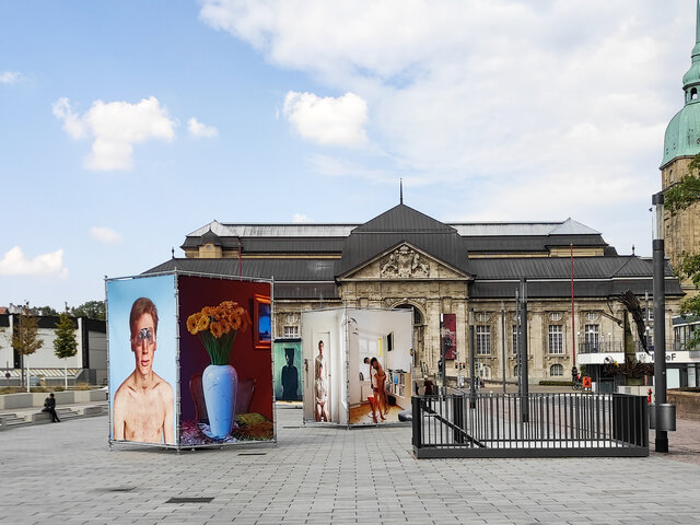 Landesmuseum im Hintergrund und Kunstaustellung im Vordergrund