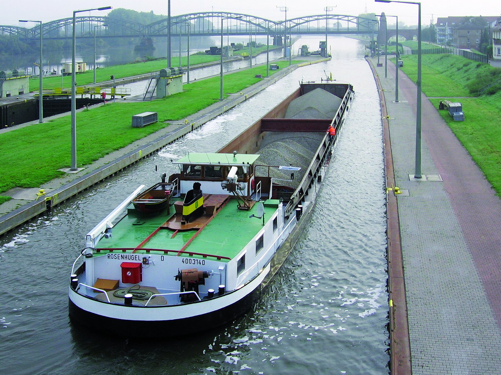 Boot in Schleuse