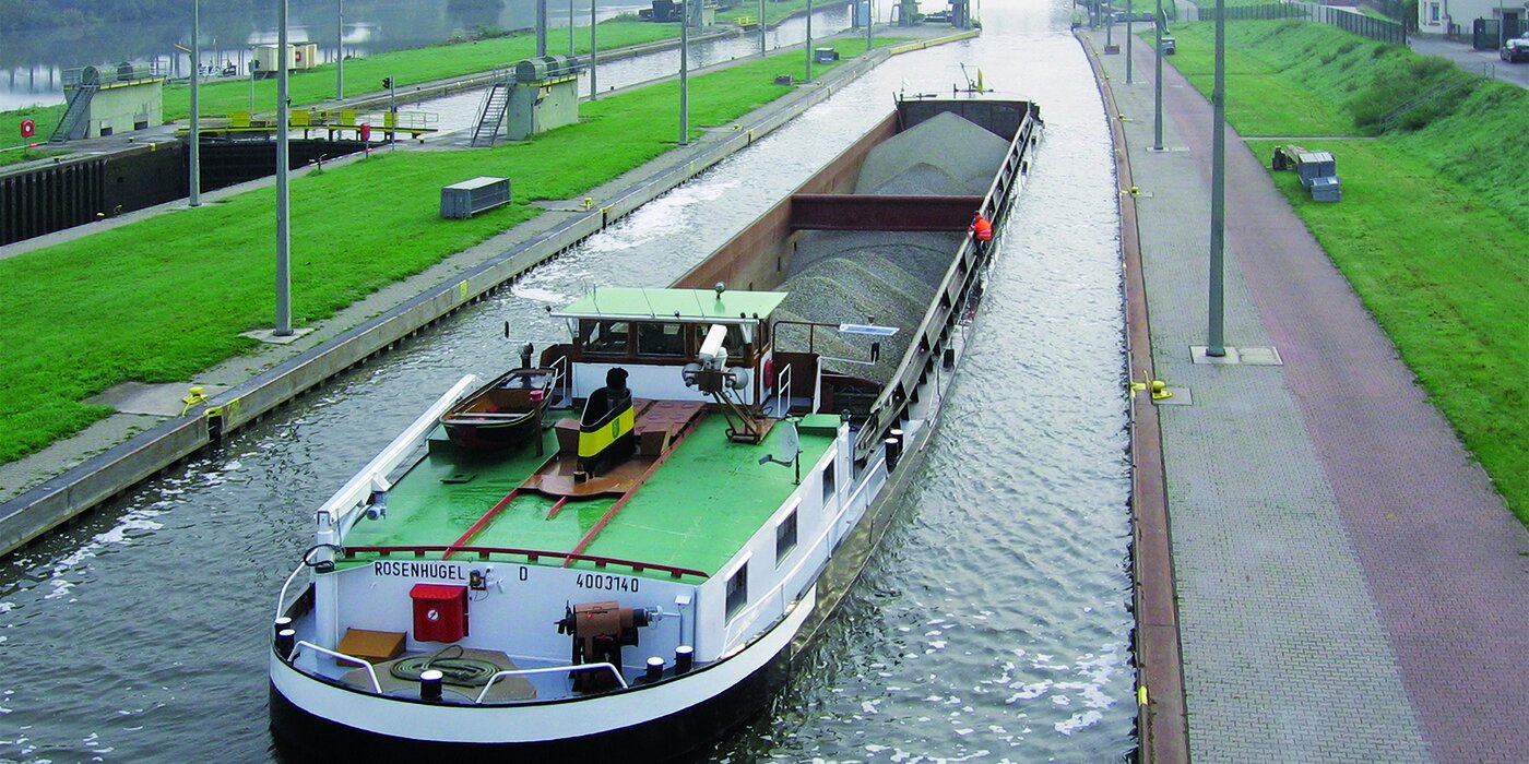 Boot in Schleuse