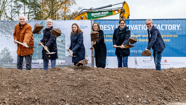 Erster Spatenstich für die DESY Innovation Factory Erster Spatenstich für die DESY Innovation Factory (v.l.n.r.): Helmut Dosch (DESY), Volkmar Dietz (BMBF), Melanie Leonhard (Hamburger Wirtschaftssenatorin), Eva Gümbel (Hamburger Wissenschafts-Staatsrätin), Arik Willner und Hansjörg Wiese (beide DESY). © DESY, Axel Heimken