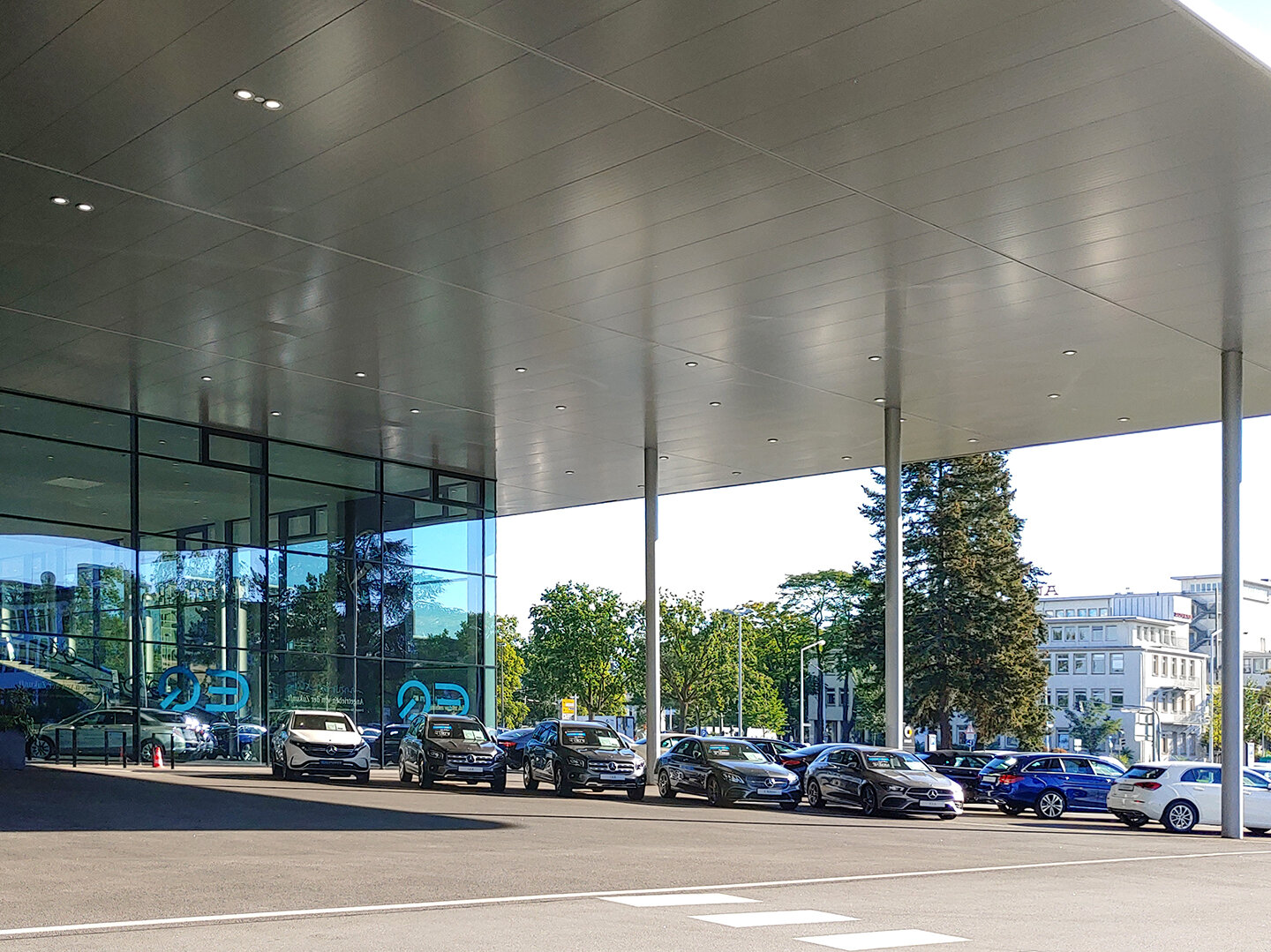 Außenansicht mit vielen parkenden Autos