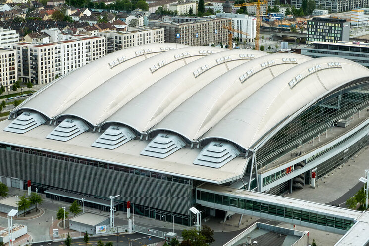 Außenansicht Luftbild Decke, angrenzend an anderen Gebäuden