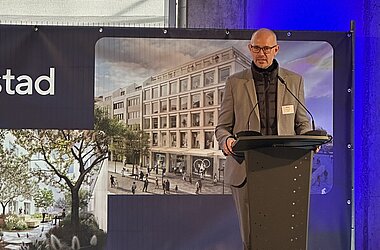 Dr. Kevin Meyer, Geschäftsführer von Midstad - feierliche Ansprache bei der Grundsteinlegung © KREBS+KIEFER 
