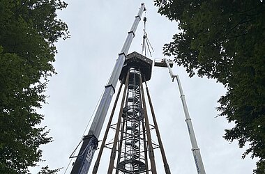 Einsatz schwerer Kräne: Der stählerne Treppenturm wird Stück für Stück zurückgebaut.