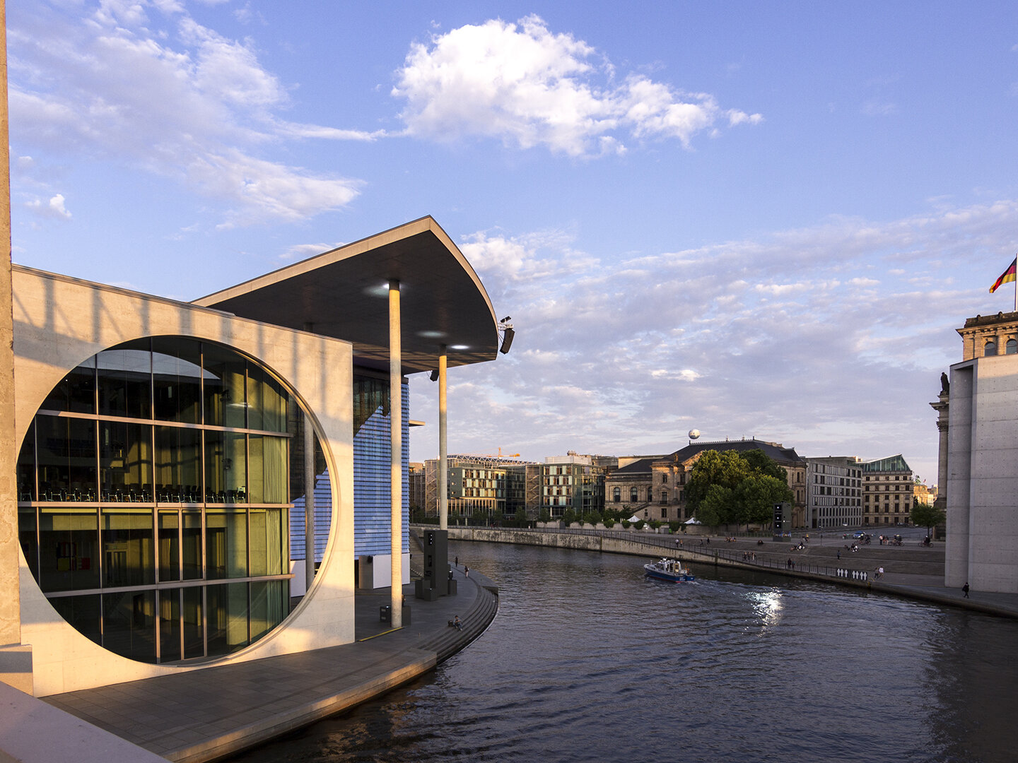 Gebäude mit rundem Fenster, angrenzend an Wasser