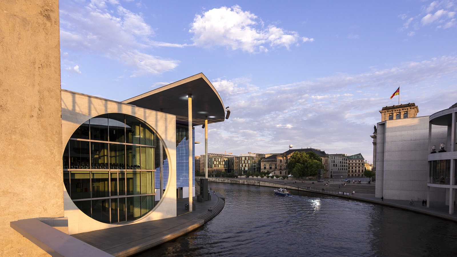 Gebäude mit rundem Fenster, angrenzend an Wasser