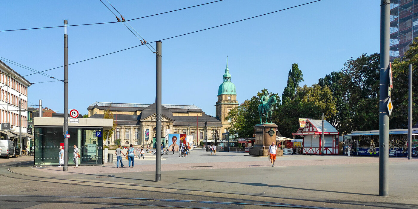 Friedensplatz mit Bahnübergang und Füßgängern