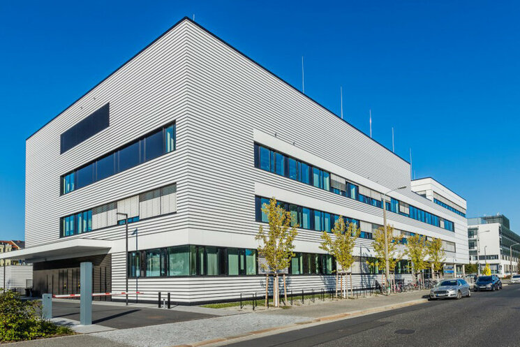 Außenansicht weißes Gebäude angrenzend an Straße