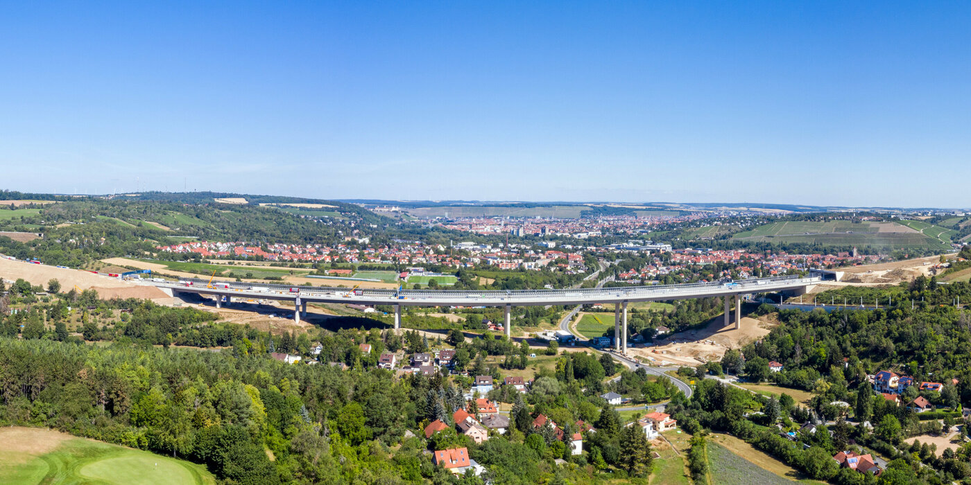Luftbild Tal mit viel Wiese und der Talbrücke
