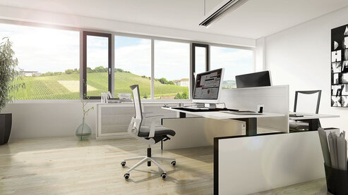 Büro mit Schreibtisch und Schreibtischstuhl
