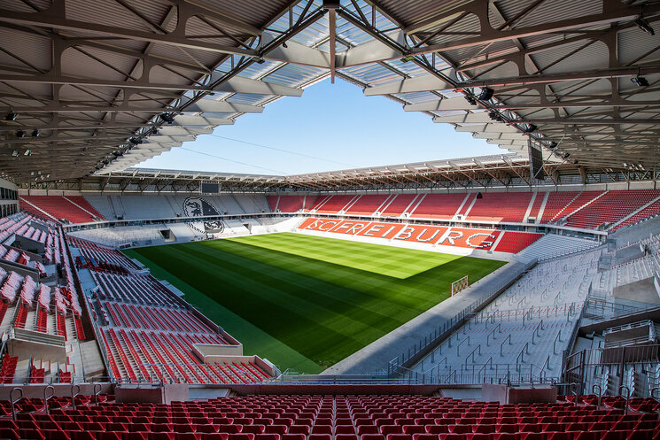 Innenansicht Stadion mit Spielfeld und Tribüne