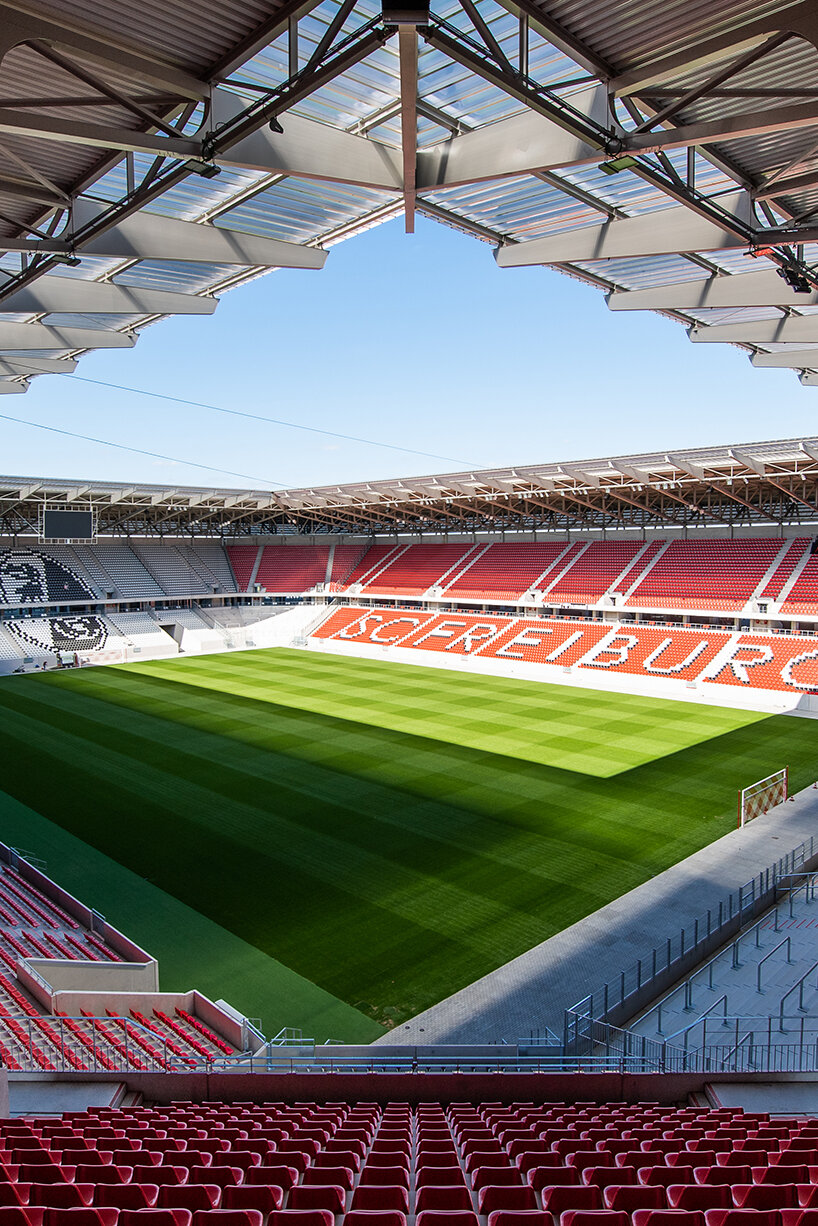 Innenansicht Stadion mit Spielfeld und Tribüne