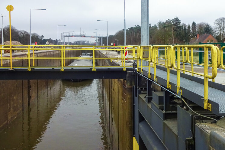 Kanal mit Brücke und gelbem Gerüst