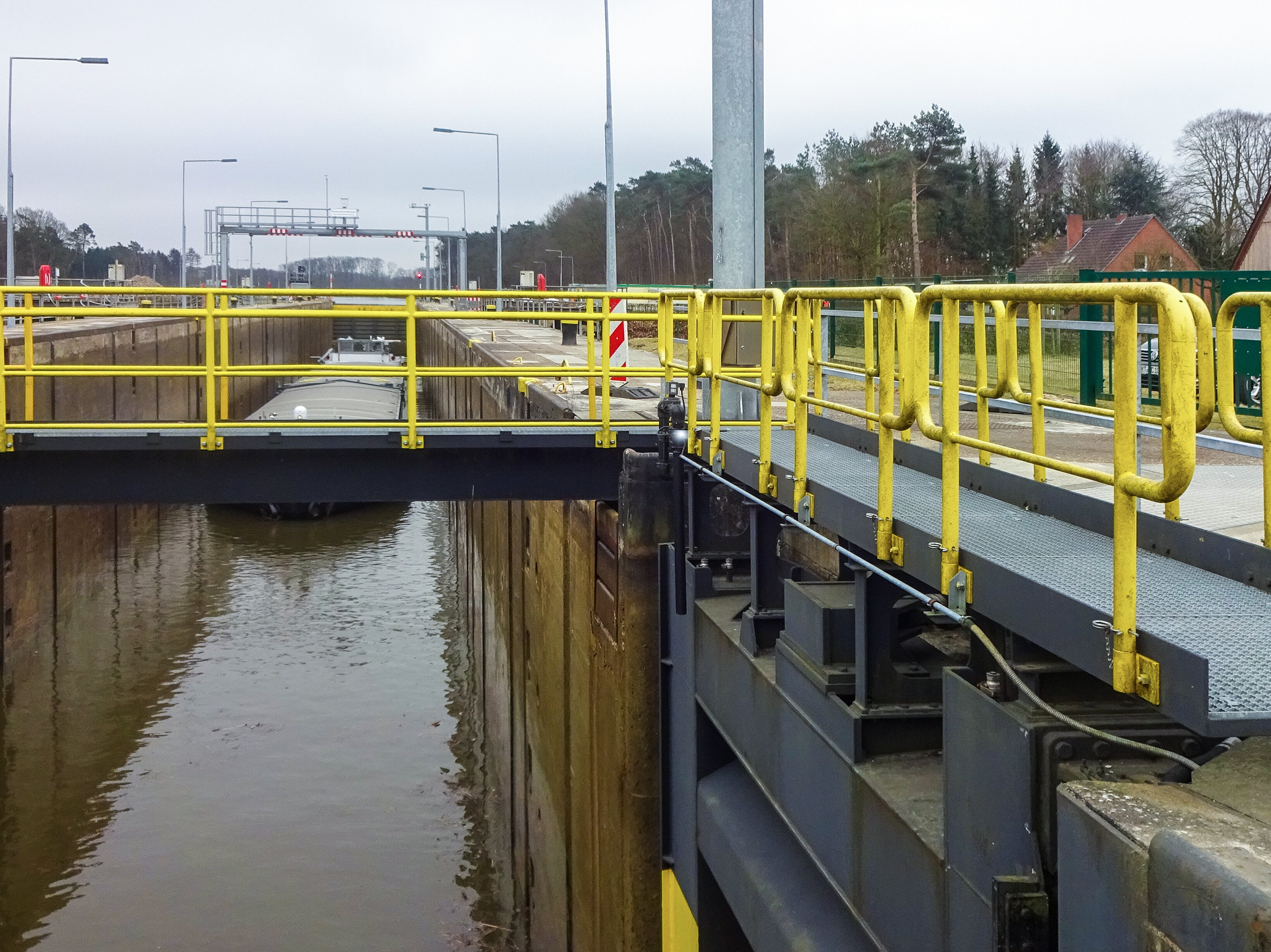 Kanal mit Brücke und gelbem Gerüst