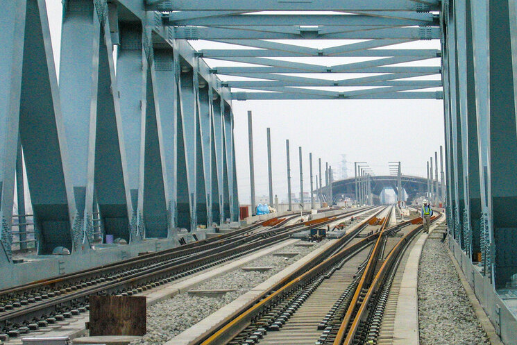 Schienen mit Stahlträger über dem Schienenweg