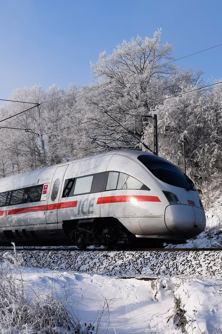 Zug auf Schienen im Winter