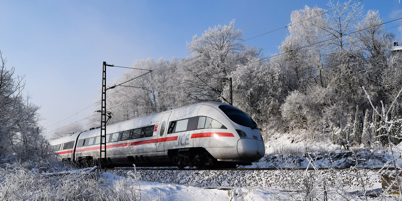 Zug auf Schienen im Winter