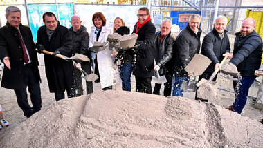 Spatenstich für den Erweiterungsbau der Hebbelschule und der Mittelstufenschule Dichterviertel