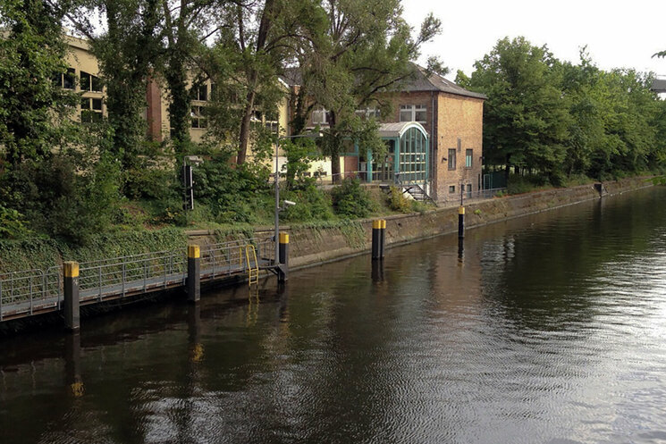 Gebäude neben Fluss