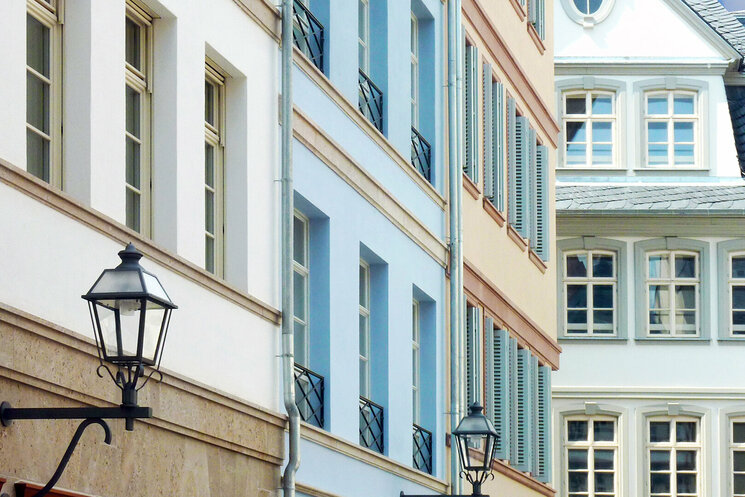 Nahaufnahme von drei bunten Gebäuden in der Farbe weiß, blau und rosa