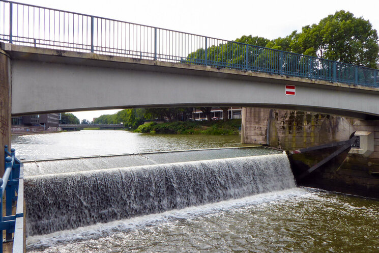 Wehr Nahansicht mit Brücke