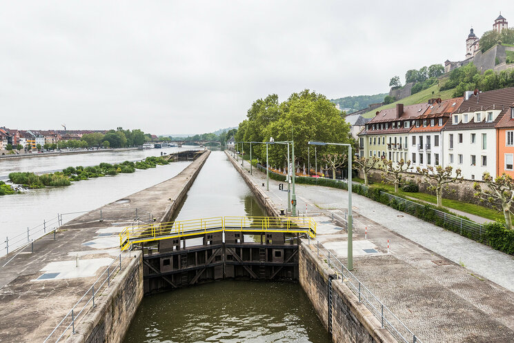 Ansicht Wehr mit Gebäude an der Seite