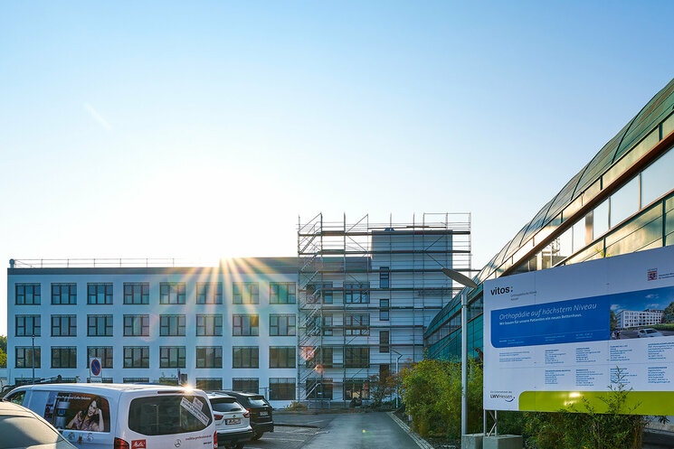 Gebäude im Bauzustand mit Parkplätzen