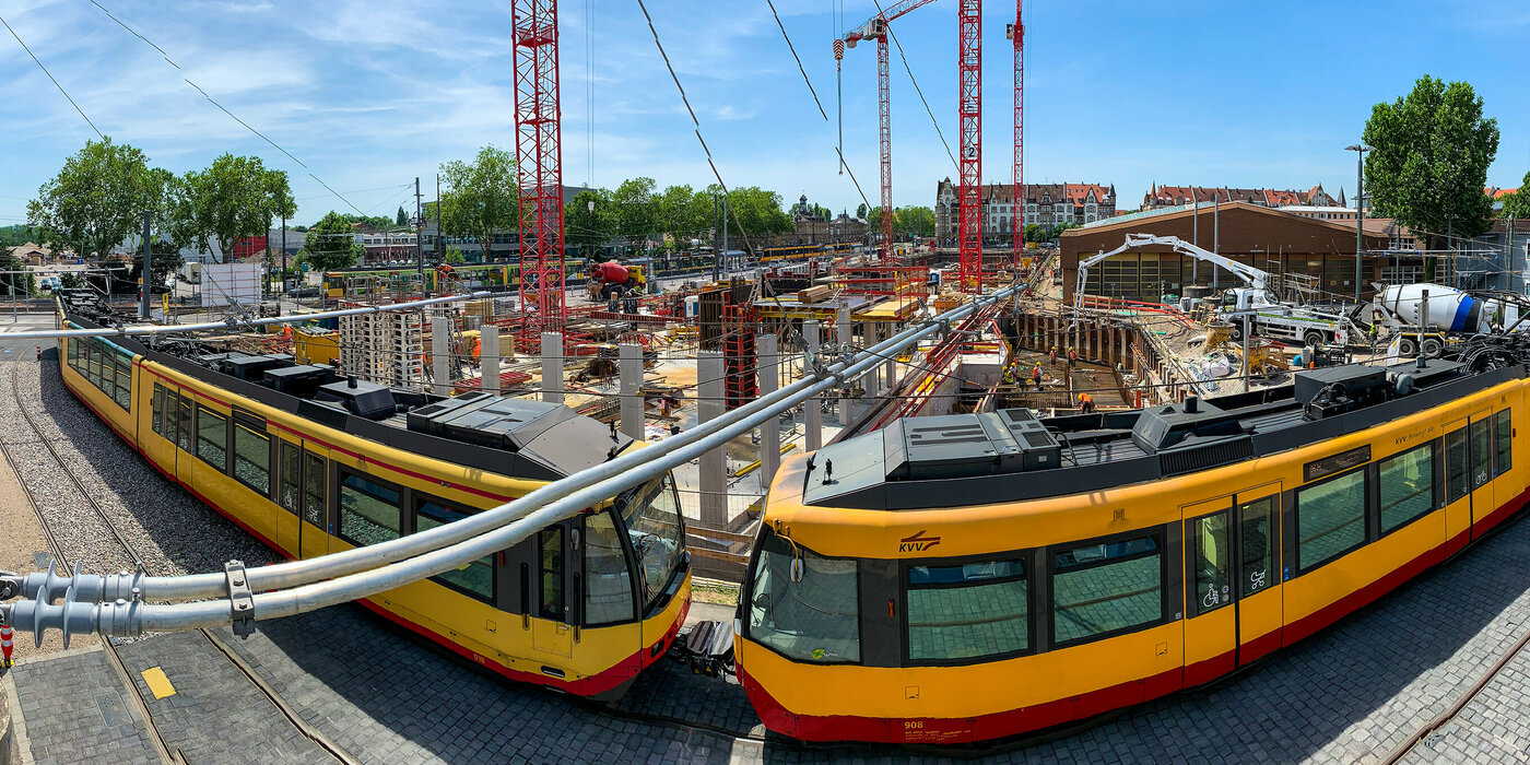 Baustelle mit gelbe Bahn auf Schienen