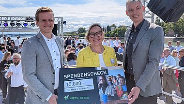 Symbolische Scheckübergabe (v.l.n.r.): Markus Kubutat, Heike Kiefer-Eisenträger, Krissan Guske