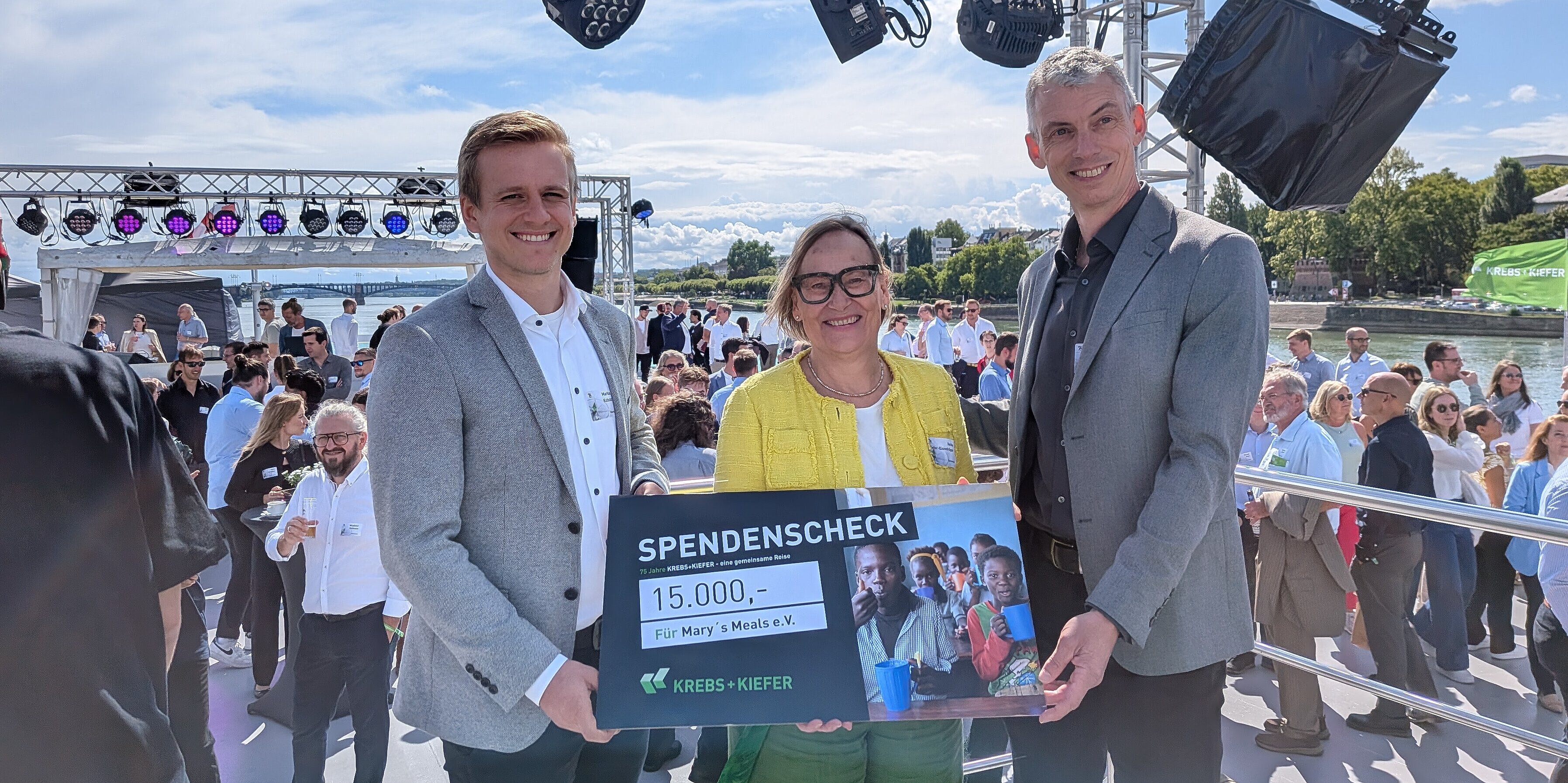 Symbolische Scheckübergabe (v.l.n.r.): Markus Kubutat, Heike Kiefer-Eisenträger, Krissan Guske 