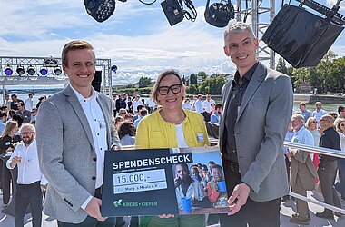 Symbolische Scheckübergabe (v.l.n.r.): Markus Kubutat, Heike Kiefer-Eisenträger, Krissan Guske 