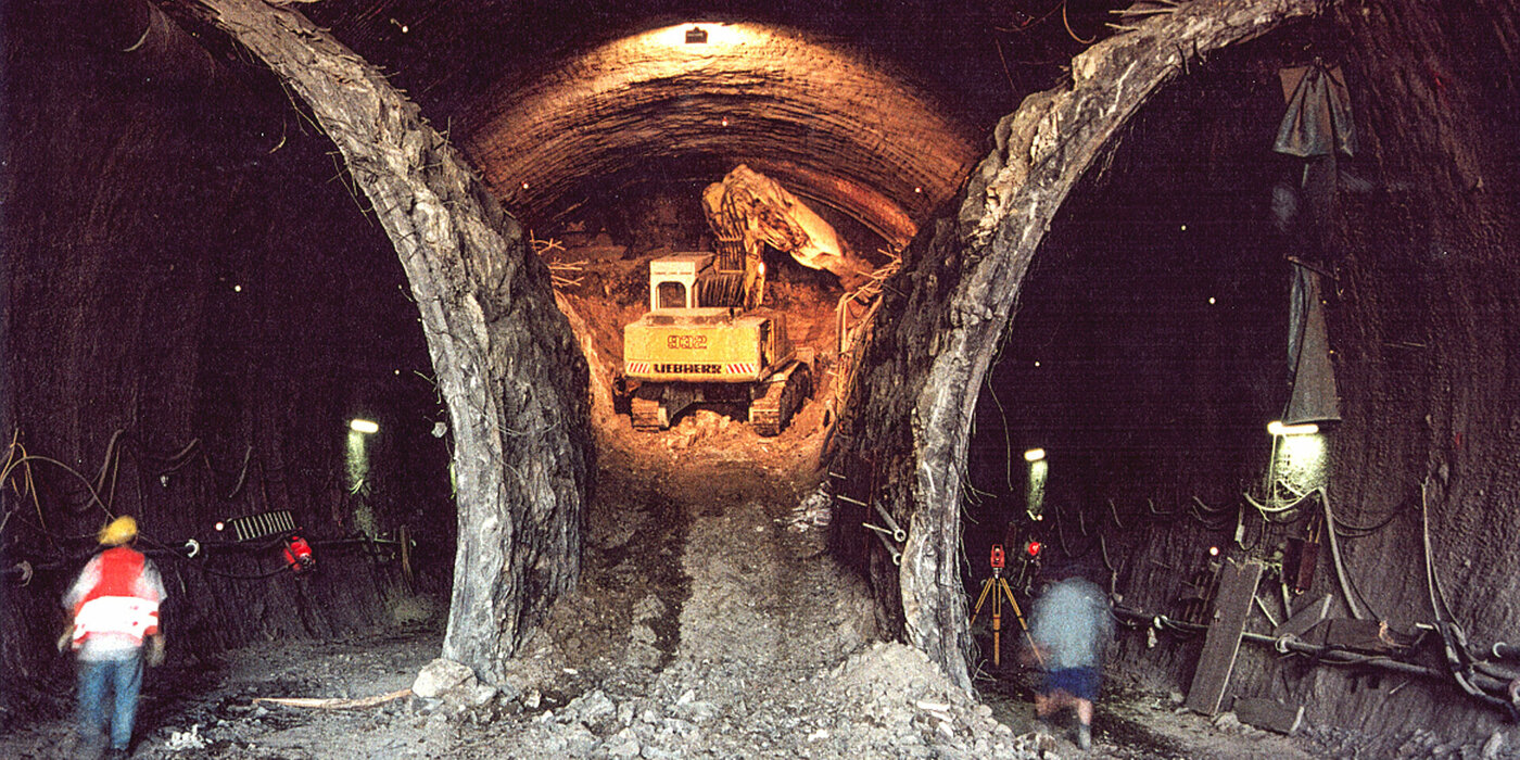 Tunnel mit zwei Eingängen im Bauzustand
