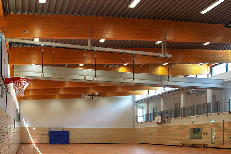 Sporthalle Innen mit Feld und Basketballkorb