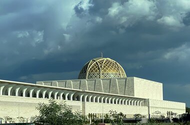 Moschee mit Kuppel und Gebetssaal