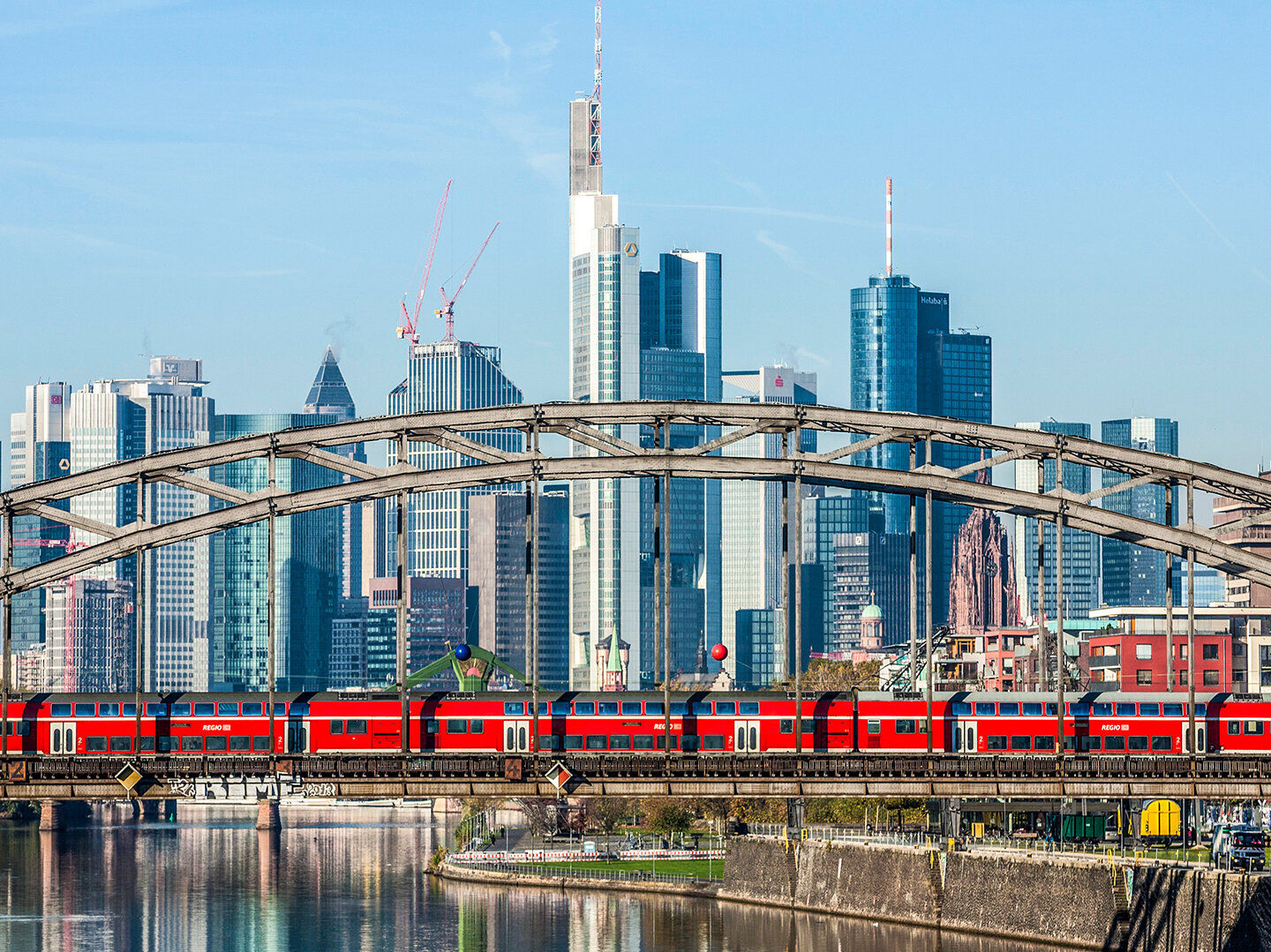 Bahnansicht mit Stadtansicht im Hintergrund