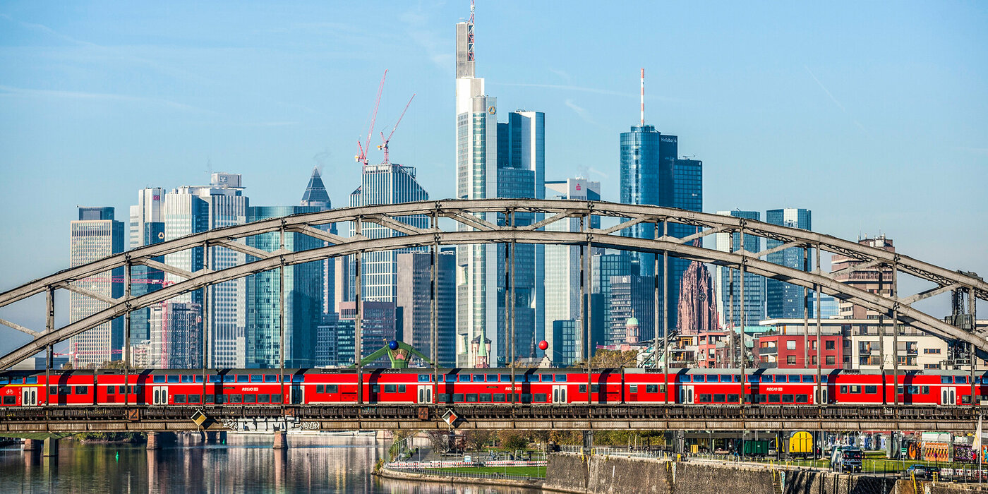 Bahnansicht mit Stadtansicht im Hintergrund