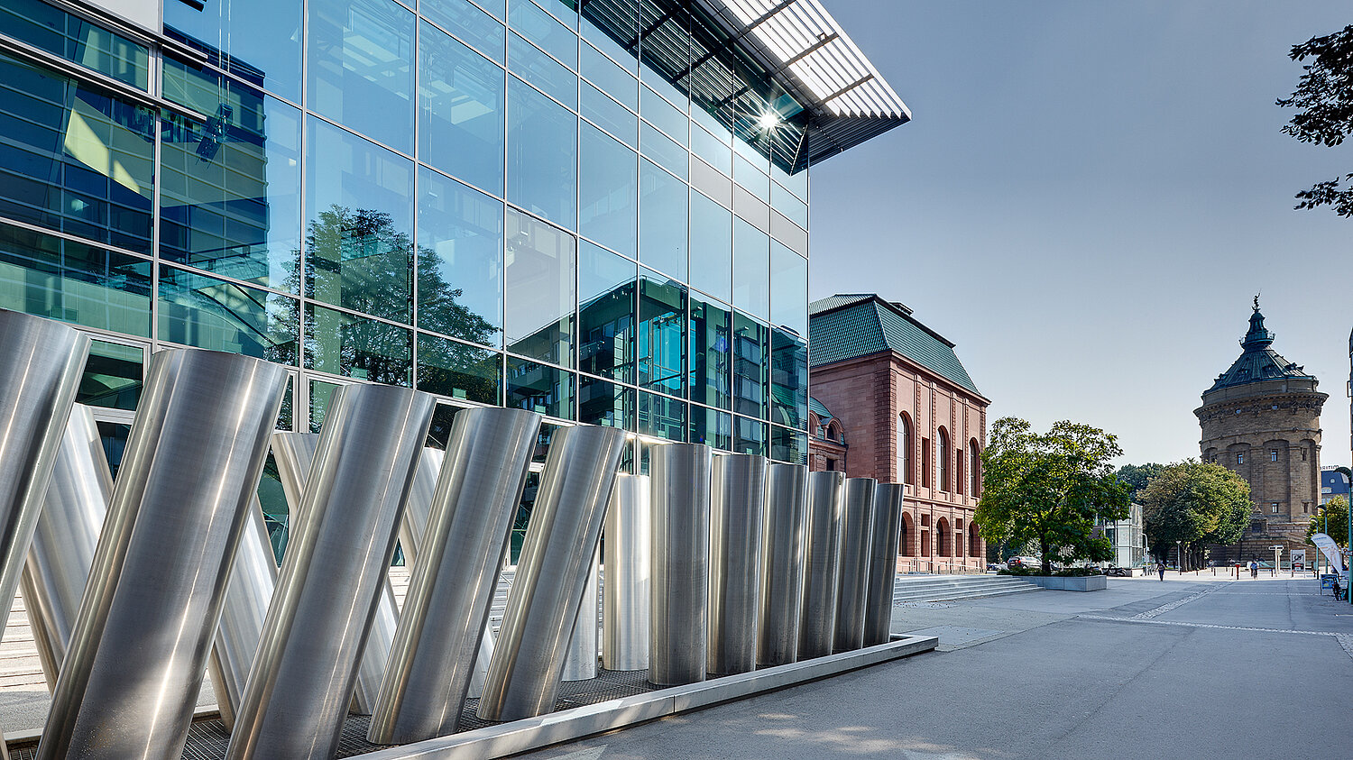 Gebäude Seitenansicht mit anderen Gebäuden im Hintergrund