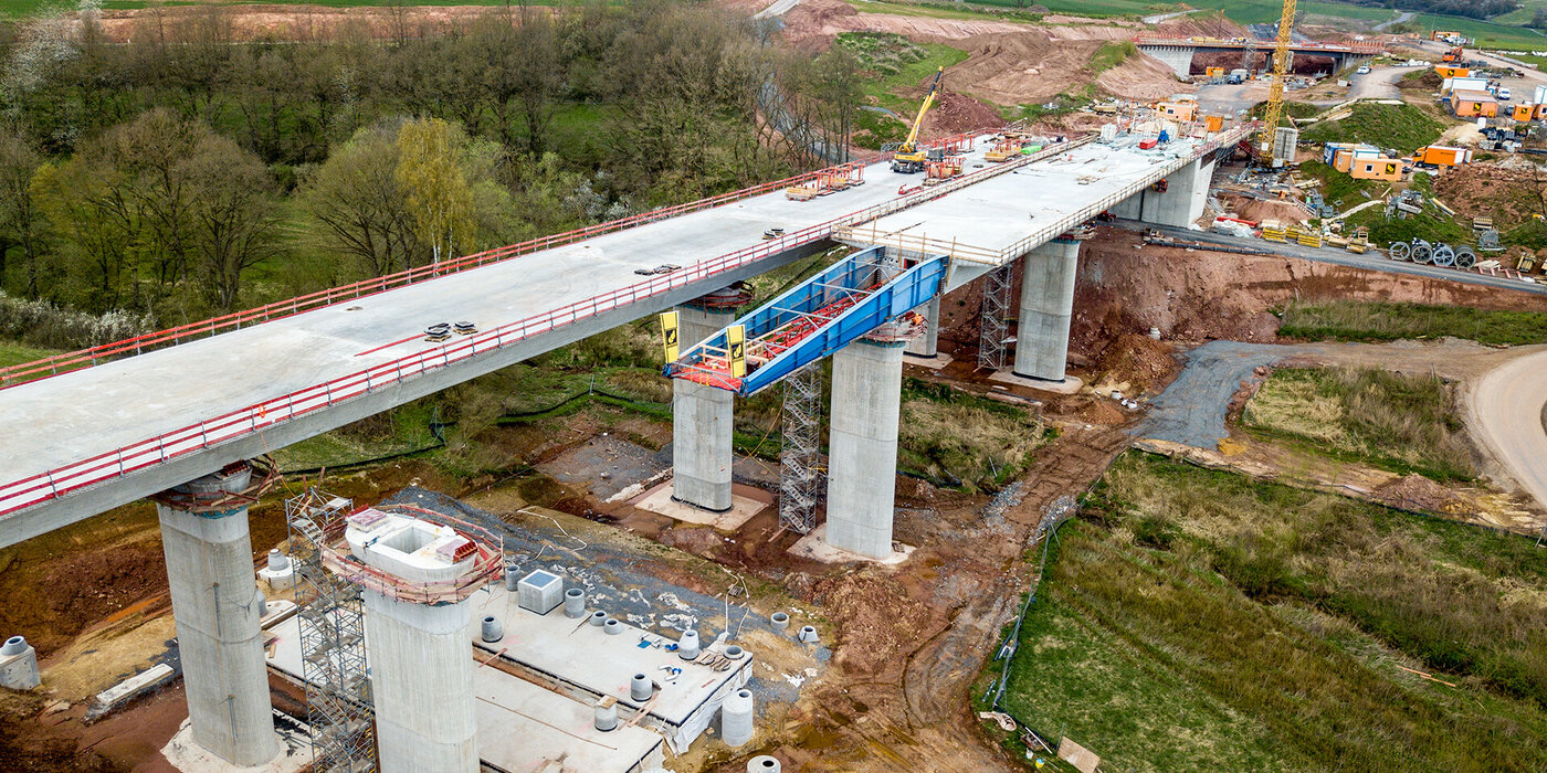 Halbe Brücke im Bauzustand