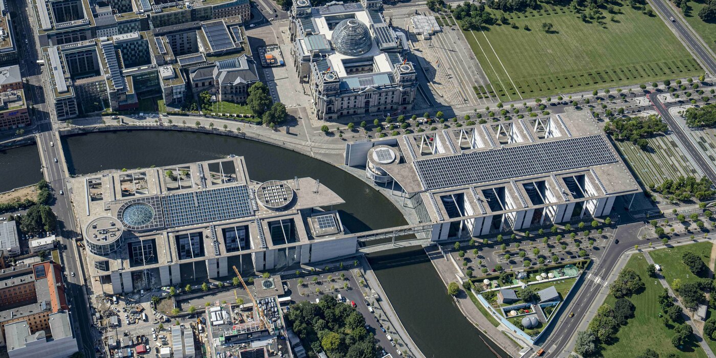 Luftbild Gebäude angrenzend an Gebäuden und Fluss