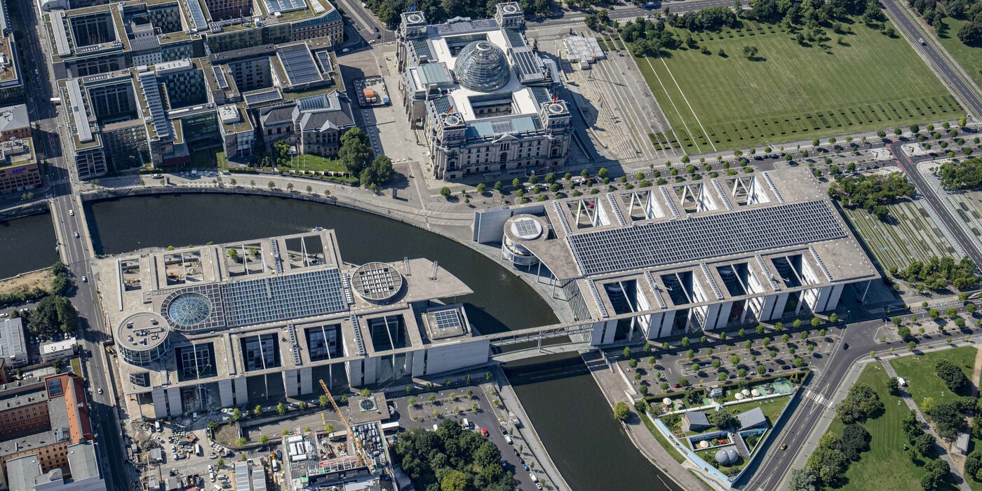 Luftbild Gebäude angrenzend an Gebäuden und Fluss