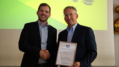 Julian Weiand mit Tim Gemünden bei der Übergabe © KREBS+KIEFER