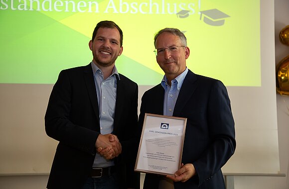 Julian Weiand mit Tim Gemünden bei der Übergabe © KREBS+KIEFER