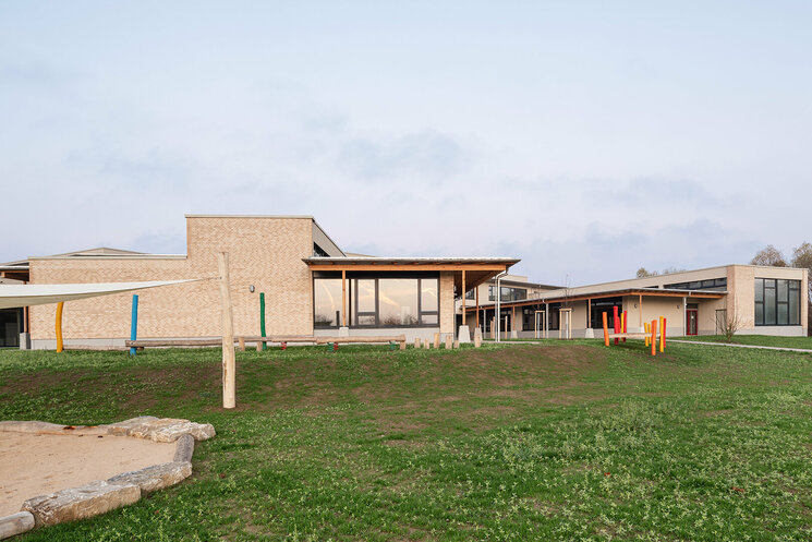 Seitenansicht Schule mit Spielplatz