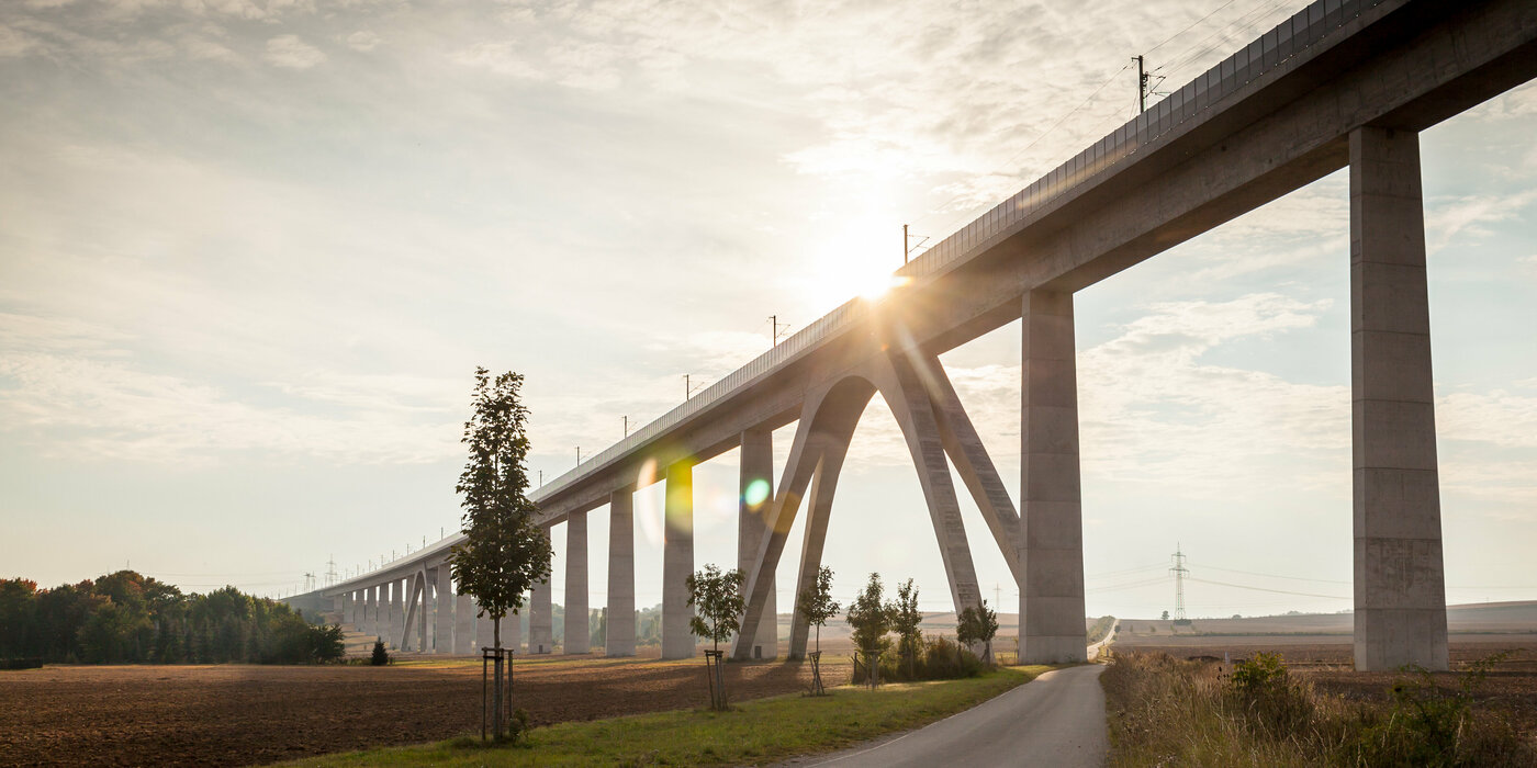 Brückenansicht von unten nach oben mit Fußgängerweg