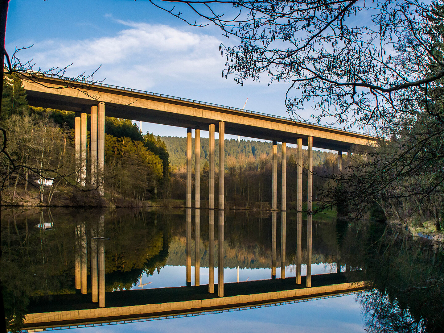 Brücke seitlich über Wasser