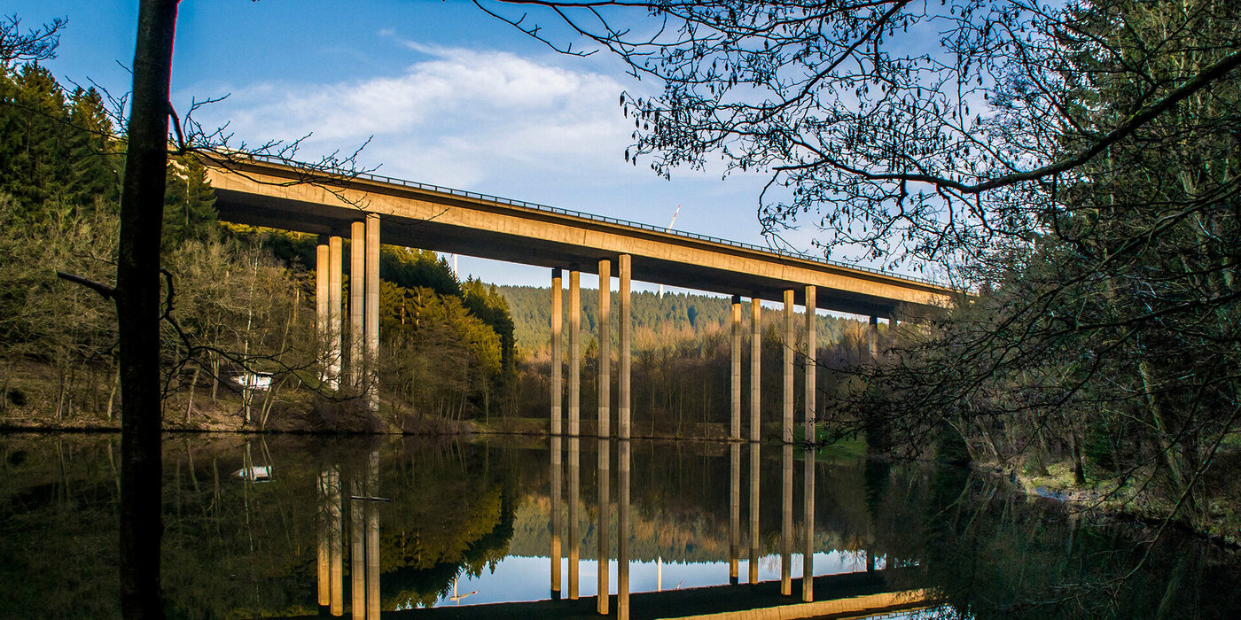 Brücke seitlich über Wasser