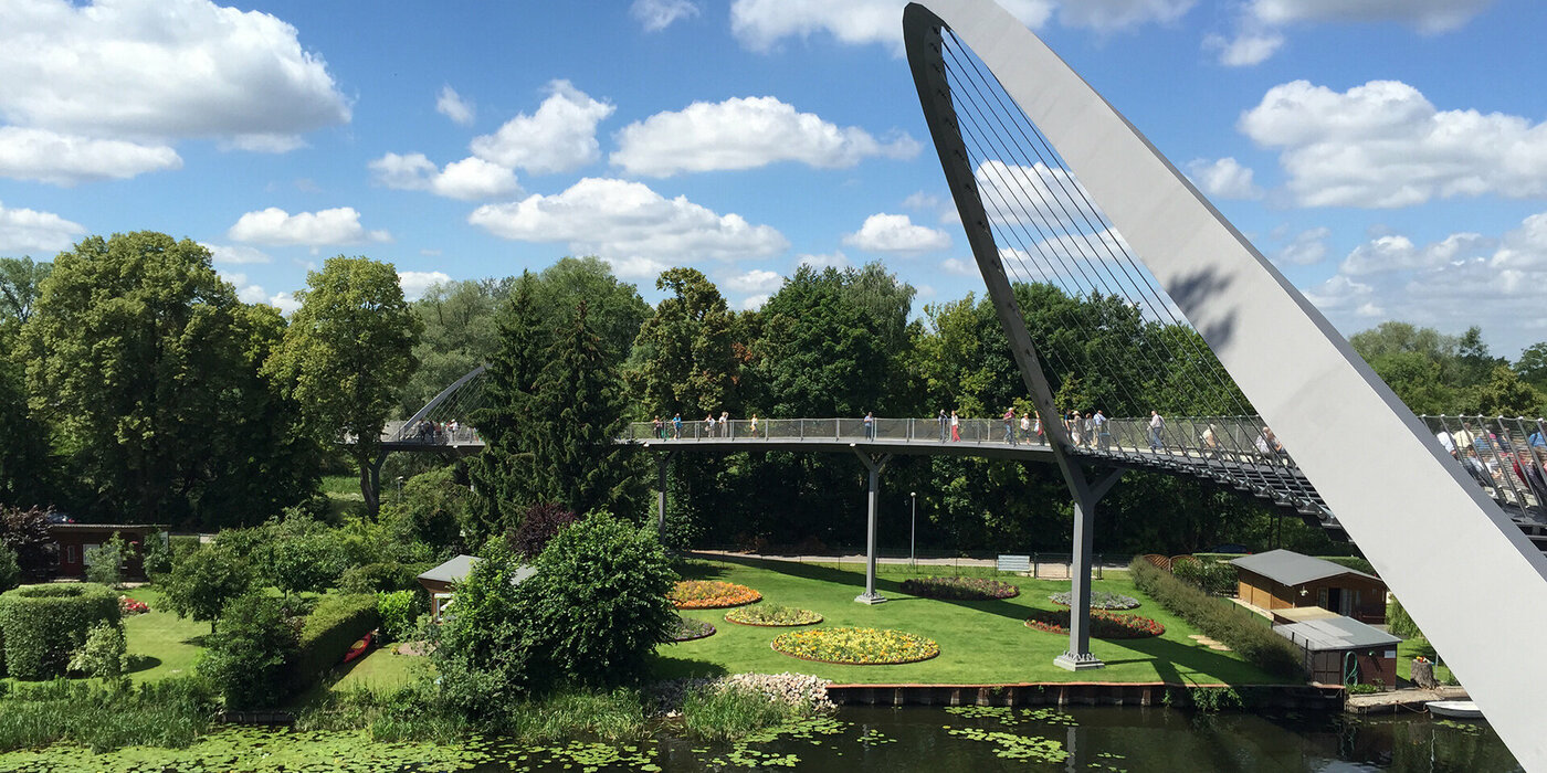 Brücke über Wasser angrenzend an Wald