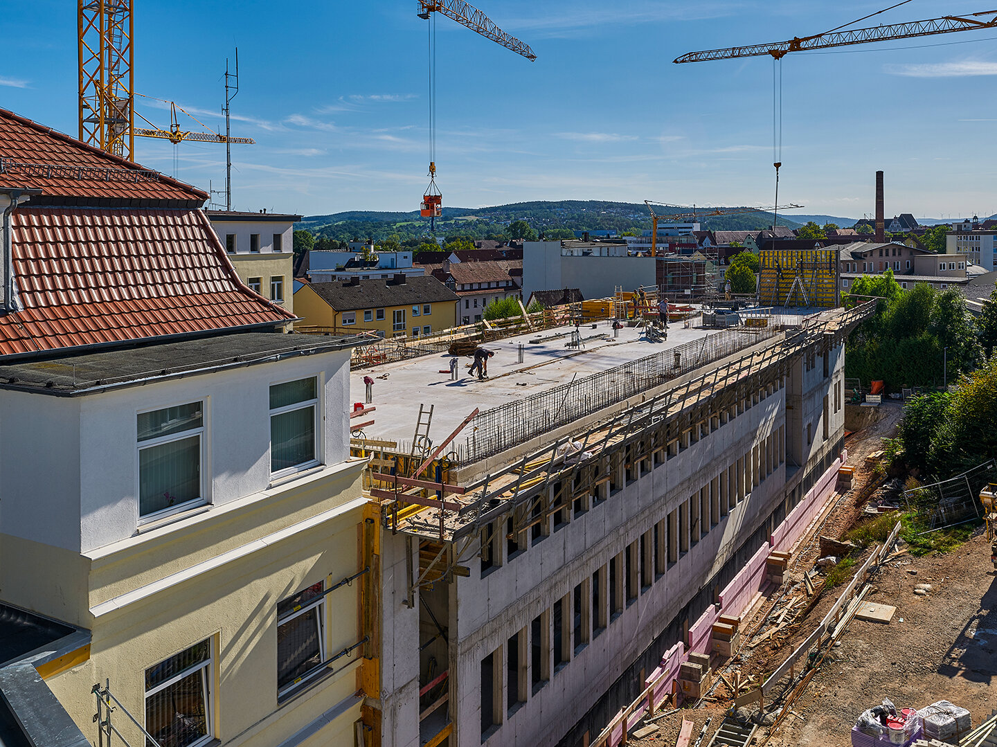 Gebäudeansicht schräg und Dach im Bauzustand